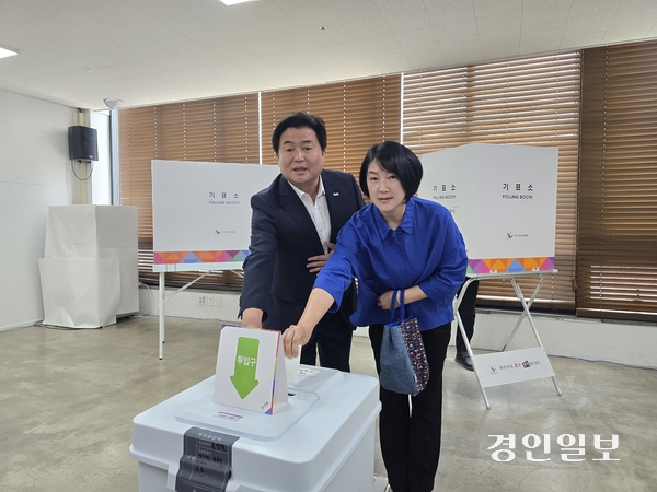 임병택 시흥시장 내외가 29일 시흥 거북섬동 사전투표소에서 투표를 하고 있다.  2025.5.29 시흥/김성주기자 ksj@kyeongin.com