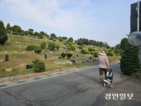 29일 김포시 풍무동에 자리한 공원묘지. 묘지이전 사업이 주민 숙원 사업이지만 송사 등이 잇따르면서 수년째 공전하고 있다. 2025.5.29 김포/김연태기자 kyt@kyeongin.com