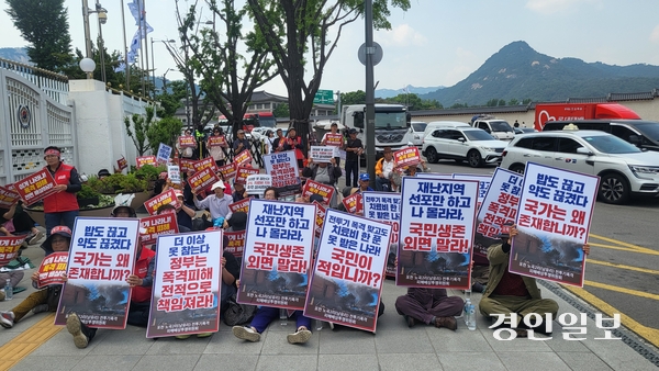 지난 3월 포천에서 발생한 공군 전투기 오폭 사고 피해 지역 주민들이 29일 서울 용산 전쟁기념관 앞에서 정부에 병원비 지원과 이주 대책을 요구하며 규탄 집회를 갖고 있다. 2025.5.29 /오수진기자 nuri@kyeongin.com