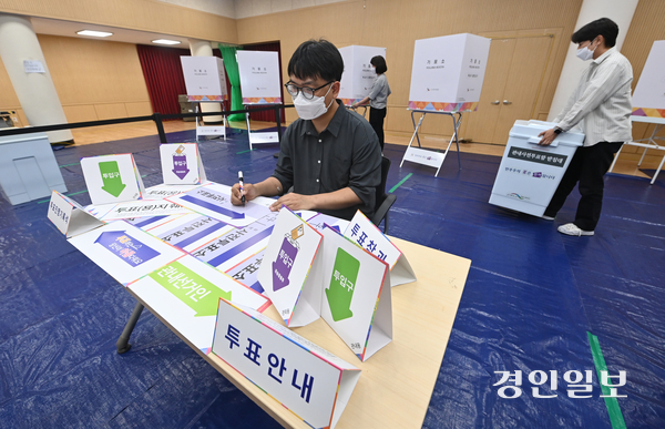 제21대 대통령선거 사전투표를 하루 앞둔 28일 오후 수원시 팔달구 우만1동 행정복지센터에서 관계자들이 사전투표소를 설치하고 있다. 사진과 사건은 직접적 관련 없음. 2025.5.28 /최은성기자 ces7198@kyeongin.com