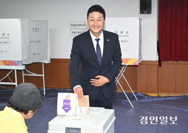 김진경 경기도의회 의장이 제21대 대통령선거 사전투표 첫날인 29일 오후 수원시 팔달구 우만2동 사전투표소에서 투표를 하고 있다. /경기사진공동취재단