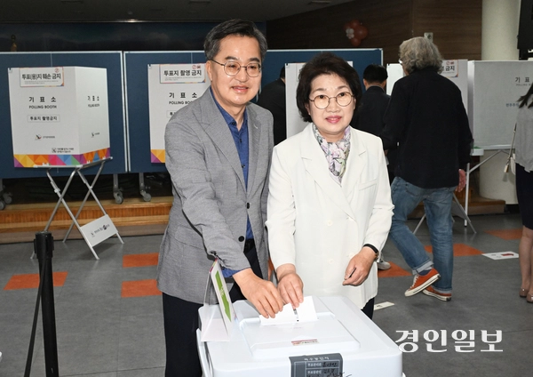 김동연 경기도지사와 부인 정우영 여사가 제21대 대통령선거 사전투표 첫날인 29일 오전 수원시 광교1동 사전투표소에서 투표를 하고 있다.  2025.5.29 /경기사진공동취재단