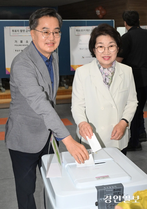 김동연 경기도지사와 부인 정우영 여사가 제21대 대통령선거 사전투표 첫날인 29일 오전 수원시 광교1동 사전투표소에서 투표를 하고 있다.  2025.5.29 /경기사진공동취재단
