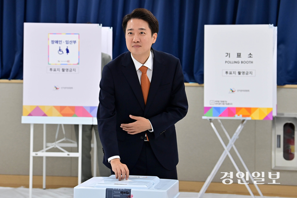 개혁신당 이준석 대선 후보가 29일 오전 화성시 동탄9동 행정복지센터에 마련된 사전투표소에서 투표하고 있다. 2025.5.29 /이지훈기자 jhlee@kyeongin.com