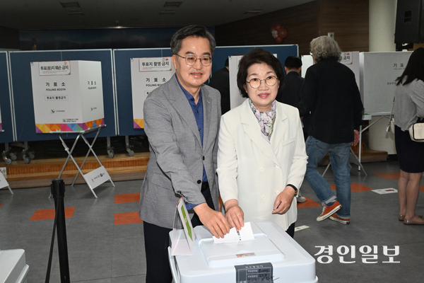 김동연 경기도지사와 부인 정우영 여사가 제21대 대통령선거 사전투표 첫날인 29일 오전 수원시 광교1동 사전투표소에서 투표를 하고 있다. 2025.5.29 /경기사진공동취재단
