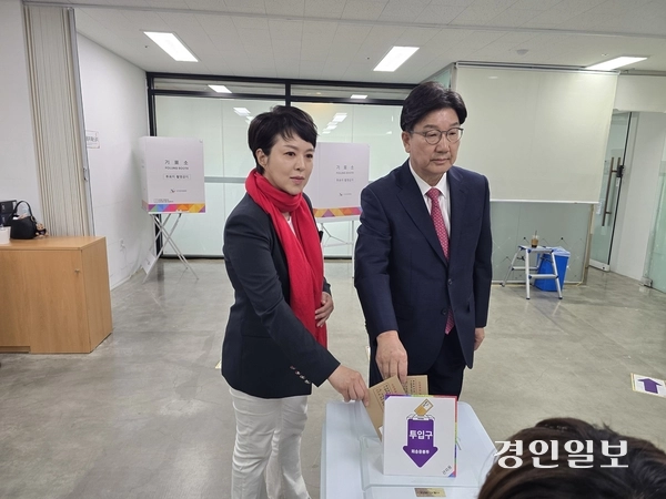 국민의힘 권성동 원내대표와 김은혜 거북섬 비리특별위원회 위원장은 29일 거북섬 사전투표소에서 투표를 마쳤다. 2025.5.29 시흥/김성주기자 ksj@kyeongin.com