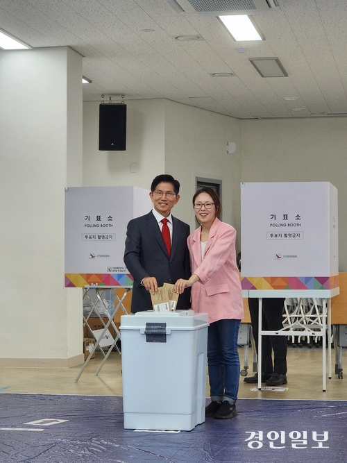 김문수 국민의힘 후보가 29일 인천 계양1동주민센터에서 딸 동주씨와 함께 사전투표를 하고 있다. 2025.5.29 /한달수기자 dal@kyeongin.com