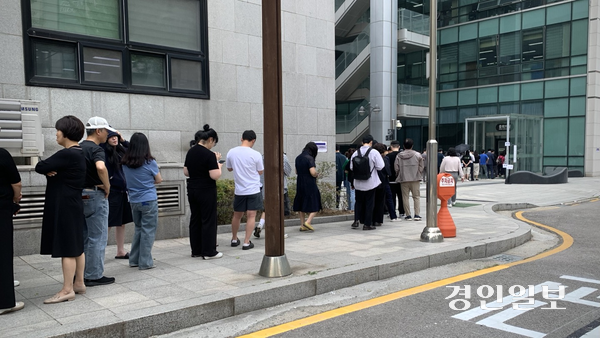 29일 오후 수원시청 별관 1층에 마련된 사전투표소 앞. 투표에 참여하기 위해 이곳을 찾은 시민들로 긴 줄이 늘어섰다. 2025.5.29 /유혜연기자 pi@kyeongin.com