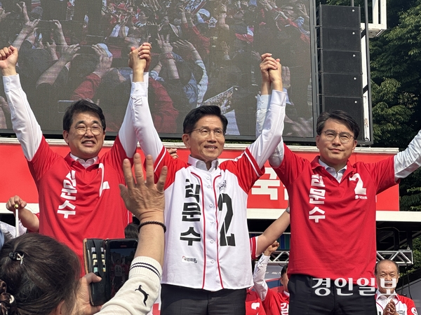 29일 오전 인천 중구 자유공원에 방문한 김문수 국민의힘 후보가 맥아더장군 참배 후 배준영·윤상현 국회의원과 함께 지지자들 앞에서 인사를 하고 있다. 2025.5.29 /조경욱기자 imjay@kyeongin.com