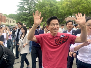 [영상+] 영남대에 문수형 떴다…청년들에 둘러싸여 ‘셀카세례’