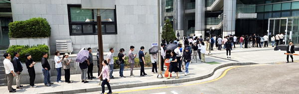 제21대 대통령선거 사전투표 첫날인 29일 오후 수원시청 별관 인계동사전투표소에서 시민들이 투표를 하기 위해 길게 줄 서 있다. 이날 집계된 사전투표율은 19.58%로, 역대 사전투표가 적용된 전국단위 선거에서 첫날 사전투표율 기준 최고치를 기록했다. 2025.5.29 /임열수기자 pplys@kyeongin.com
