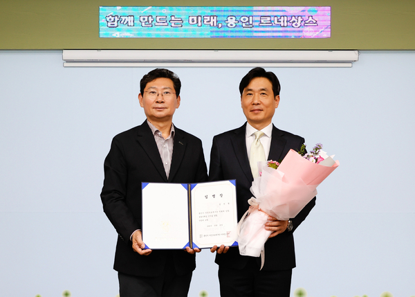 이상일 시장이 29일 시청 시장실에서 김진형 초대 단장에게 임명장을 수여하고 있다. 2025.5.29 /용인시 제공