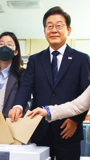 신촌서 사전투표 마친 이재명, 서울 강동·송파 등 집중 유세