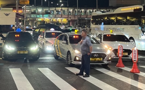 지난 28일 오후 10시52분께 인천공항 제1터미널 택시 승강장에서 50대 택시 기사가 단속 직원과 다툼으로 자해 소동을 벌였다. /독자 제공