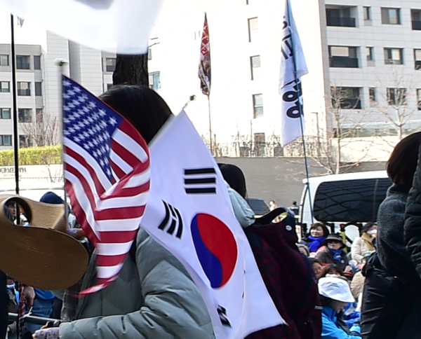 태극기와 성조기를 들고 있는 사람들. 사진은 기사 내용과 관련 없음. /경인일보DB