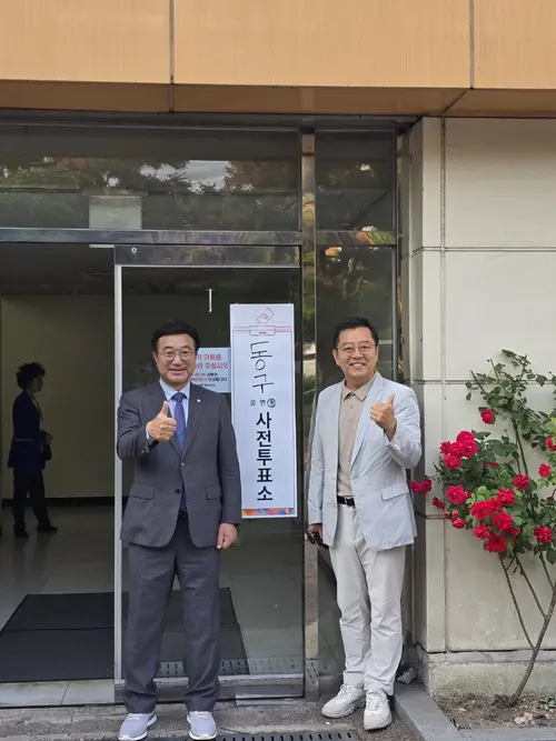 제21대 대통령선거 ‘관외투표’ 독려 전인 오전 7시, 구리시 동구 사전투표소에서 투표를 한 더불어민주당 윤호중(구리·왼쪽) 의원과 이기영 배우. 2025.5.29 /이기영 배우 제공