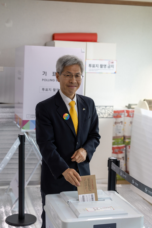 권영국 민주노동당 대선 후보가 29일 전남 여수 주암마을회관에서 사전투표를 하고 있다. 2025.5.29 /권영국 후보 캠프 제공