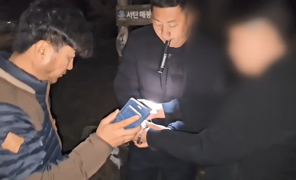 지난달 1일 평택시 서탄면 소재 야산에서 중국인 2명을 검거하는 모습.2025.5.29 /경기남부경찰청 제공