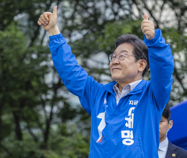 더불어민주당 이재명 대선후보가 28일 서울 왕십리역 광장에서 열린 성동구·동대문구 집중 유세에서 연설을 마친 뒤 엄지를 들어 보여 시민들에게 인사하고 있다. 2025.5.28 /연합뉴스