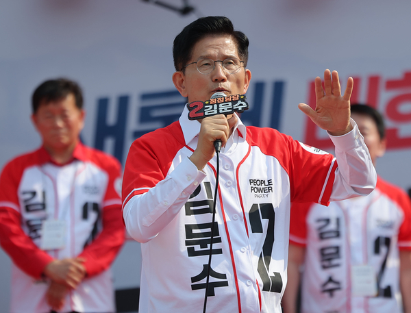 국민의힘 김문수 대선 후보가 29일 경기 안산시 안산문화광장에서 시민들에게 지지를 호소하고 있다. 2025.5.29 /연합뉴스