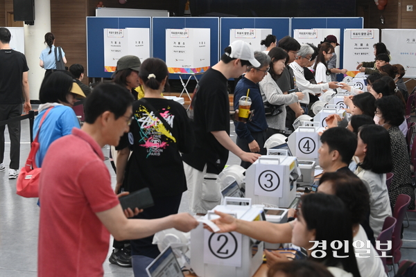 제21대 대통령선거 사전투표가 시작된 29일 오후 수원시 영통구 광교1동행정복지센터에 마련된 사전투표소에서 유권자들이 사전투표를 하고 있다. 2025.5.29 /최은성기자 ces7198@kyeongin.com