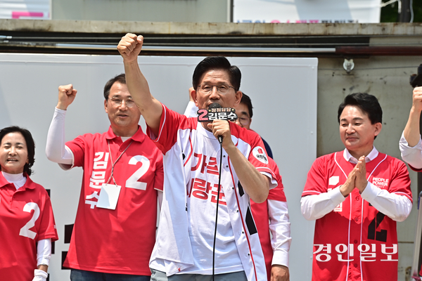 국민의힘 김문수 대통령 후보가 29일 인천 부평문화의거리에서 열린 유세에서 지지를 호소하고 있다. 2025.5.29 /조재현기자 jhc@kyeongin.com
