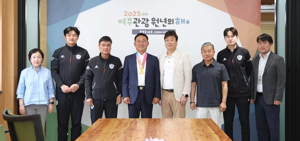 여주시는 지난 27일 시장실에서 제71회 경기도체육대회 축구 우승 상장과 메달 전달식을 개최했다. 이충우 시장을 비롯해 김영기 여주FC 단장, 심봉섭 감독 등이 참석해 선수들의 노고를 치하했다. 2025.5.27 / 여주시 제공