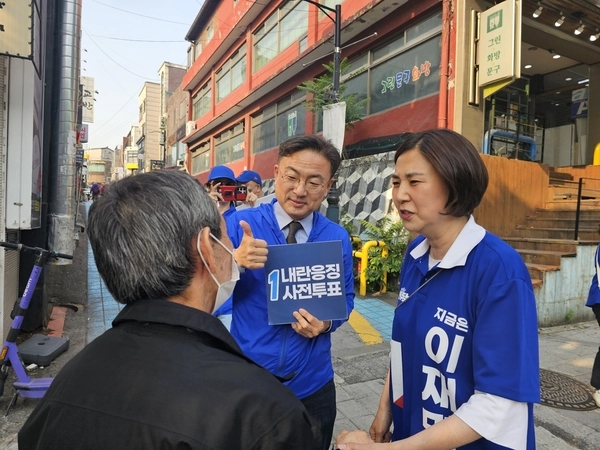 조국혁신당 신장식(가운데) 의원과 남영희 민주당 동구미추홀구을 지역위원장이 30일 인천 미추홀구에서 집중 유세를 펼쳤다. /민주당 인천동구미추홀구을 지역위원회 제공