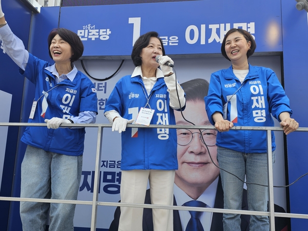 더불어민주당 골목골목선대위원장인 추미애(가운데) 의원과 부위원장인 한정애(왼쪽) 의원이 30일 인천 미추홀구를 찾아 이재명 후보 지지를 호소했다. /민주당 인천동구미추홀구을 지역위원회 제공