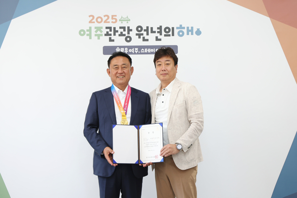 여주시는 지난 27일 시장실에서 제71회 경기도체육대회 축구 우승 상장과 메달 전달식을 개최했다. 이충우(왼쪽) 시장을 비롯해 김영기 여주FC 단장 등이 참석했다. 2025.5.27 / 여주시 제공