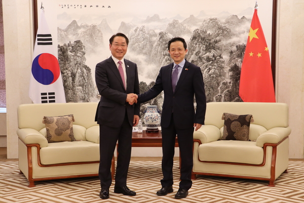 지난 29일 주한중국대사관에서 면담을 가진 유정복 인천시장과 다이빙(戴兵) 주한 중국대사/대한민국시도지사협의회 제공