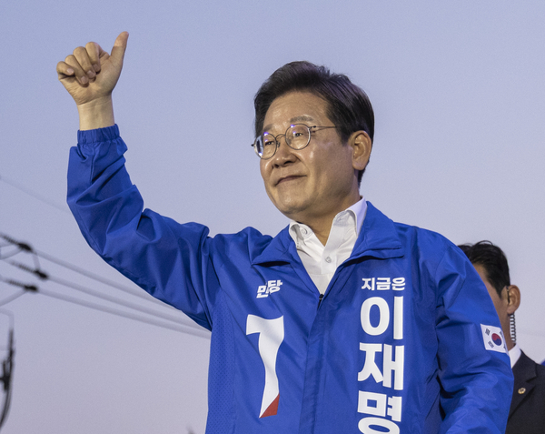 더불어민주당 이재명 대선후보가 29일 서울 관악구 관악산 으뜸공원에서 열린  관악ㆍ금천ㆍ동작구 유세에서 연설을 마친 뒤 환호하는 시민들을 향해 엄지들 들어 답하고 있다. 2025.5.29 /연합뉴스