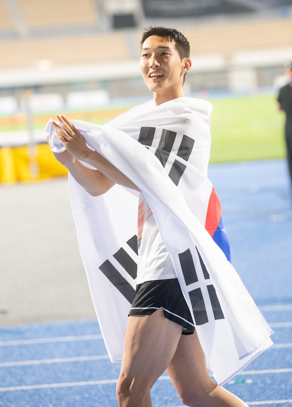 우상혁(29·용인시청)이 지난 29일 경북 구미시민운동장에서 열린 2025 아시아육상경기선수권대회 남자 높이뛰기 결선에서 2m29를 넘어 정상에 오른 뒤 기뻐하고 있다. /구미시 제공