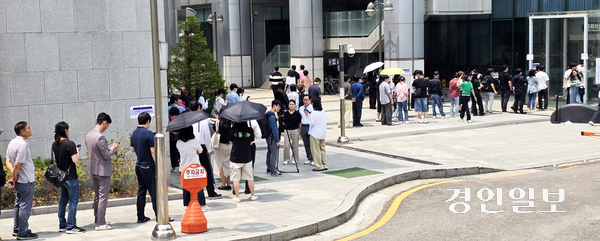 제21대 대통령선거 사전투표 첫날인 29일 오후 수원시청 별관에 마련된 인계동사전투표소에서 시민들이 투표를 하기 위해 길게 줄 서 있다. 2025.5.29 /임열수기자 pplys@kyeongin.com