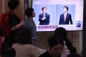 ‘젓가락 공방’ 나란히 사과… 이준석 “제 불찰” 이재명 “잘못 키운 잘못”