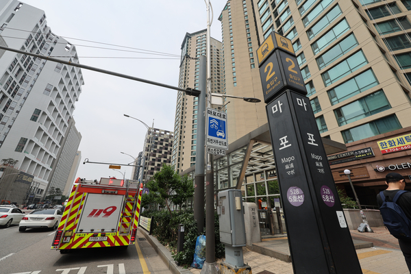31일 방화로 인해 열차 운행이 한때 중지된 서울 지하철 5호선 마포역 인근에 구급차가 서 있다. 2025.5.31 /연합뉴스