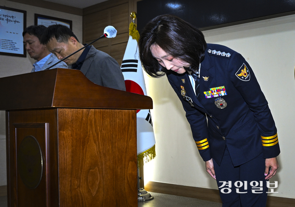 강은미 화성동탄경찰서장을 비롯한 관계자들이 28일 오후 수원시 장안구 경기남부경찰청에서 지난 12일 발생한 납치살해 사건에 대해 사과하며 피해자와 유가족들에 대해 고개를 숙이고 있다. 2025.5.28 /이지훈기자 jhlee@kyeongin.com