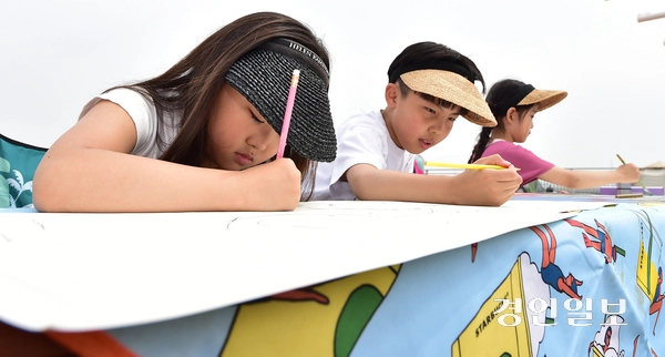 제28회 바다그리기대회가 열린 31일 오후 인천 송도국제도시 솔찬공원에서 어린 참가자들이 그림을 그리고 있다. .2025.5.31 /조재현기자 jhc@kyeongin.com