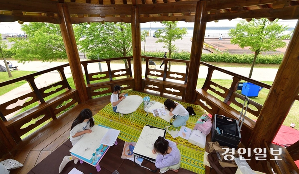 제28회 바다그리기대회가 열린 31일 오후 인천 송도국제도시 솔찬공원에서 야외정자에 자리잡은 참가자들이 그림을 그리고 있다. .2025.5.31 /조재현기자 jhc@kyeongin.com