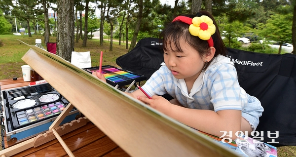 제28회 바다그리기대회가 열린 31일 오후 인천 송도국제도시 솔찬공원에서 어린 참가자가 그림을 그리고 있다. .2025.5.31 /조재현기자 jhc@kyeongin.com