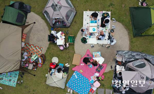제28회 바다그리기대회가 열린 31일 오후 인천 송도국제도시 솔찬공원에서 참가자들이 그림을 그리고 있다. .2025.5.31 /조재현기자 jhc@kyeongin.com