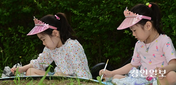 제28회 바다그리기대회가 열린 31일 오후 인천 송도국제도시 솔찬공원에서 쌍둥이 참가자가 그림을 그리고 있다. .2025.5.31 /조재현기자 jhc@kyeongin.com