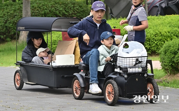 제28회 바다그리기대회가 열린 31일 오후 인천 송도국제도시 솔찬공원에서 한 가족참가자가 자리를 잡기위해 이동하고 있다. .2025.5.31 /조재현기자 jhc@kyeongin.com