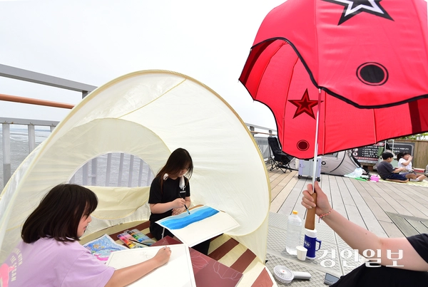 제28회 바다그리기대회가 열린 31일 오후 인천 송도국제도시 솔찬공원에서 어린 참가자들이 그림을 그리고 있다. .2025.5.31 /조재현기자 jhc@kyeongin.com