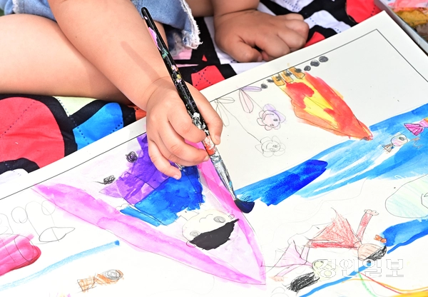 제28회 바다그리기대회가 열린 31일 오후 인천 송도국제도시 솔찬공원에서 어린 참가자가 그림을 그리고 있다. .2025.5.31 /조재현기자 jhc@kyeongin.com