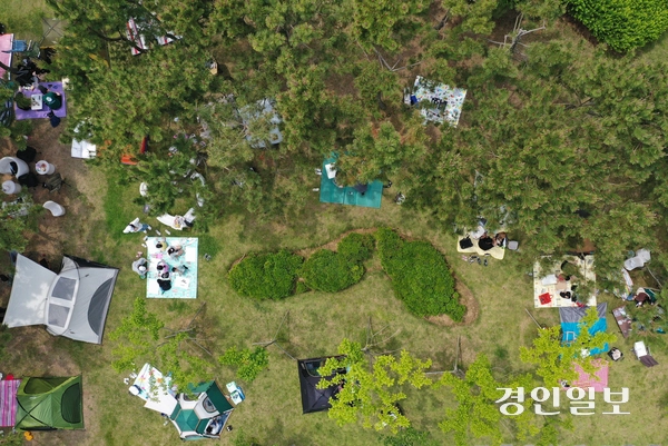 제28회 바다그리기대회가 열린 31일 오후 인천 송도국제도시 솔찬공원에서 참가자들이 그림을 그리고 있다. .2025.5.31 /조재현기자 jhc@kyeongin.com