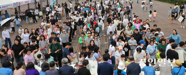 제28회 바다그리기대회가 열린 31일 오후 인천 송도국제도시 솔찬공원에서 참가자들이 도화지를 배부 받고 있다.2025.5.31 /조재현기자 jhc@kyeongin.com