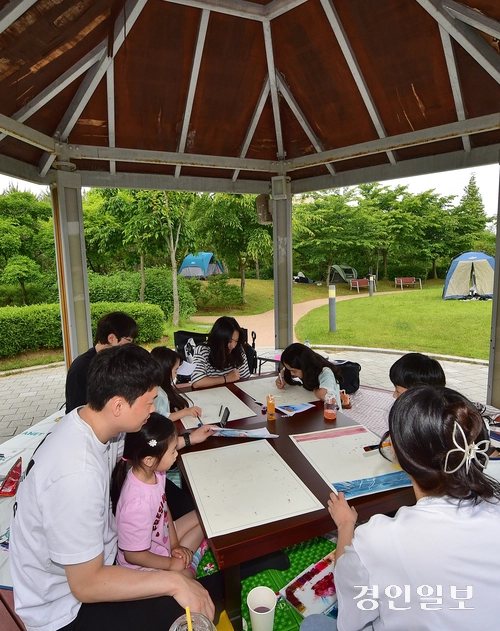 제28회 바다그리기대회가 열린 31일 오후 인천 송도국제도시 솔찬공원에서 야외정자에 자리잡은 가족단위 참가자들이 그림을 그리고 있다. .2025.5.31 /조재현기자 jhc@kyeongin.com