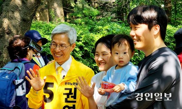 민주노동당 권영국 대선 후보가 1일 인천대공원을 찾은 시민과 악수하며 인사를 나누고 기념촬영을 하고 있다. 2025.6.1 /김성호기자 sh96@kyeongin.com