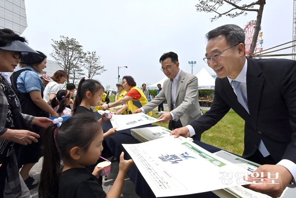 국립인천해양박물관 우동식(사진 맨 오른쪽) 관장과 국립인천해사고 양희복(오른쪽 두 번째) 교장이 박물관 앞 행사장에 나와 도화지를 나눠줬다. 2025.5.31 /취재팀